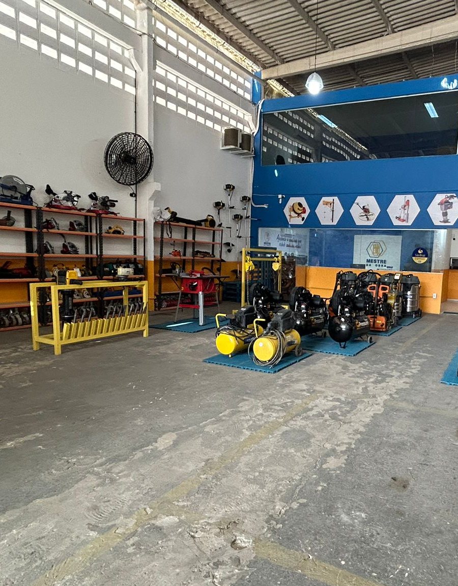 Interior da loja de Cabedelo, com compressores, geradores e prateleiras de ferramentas