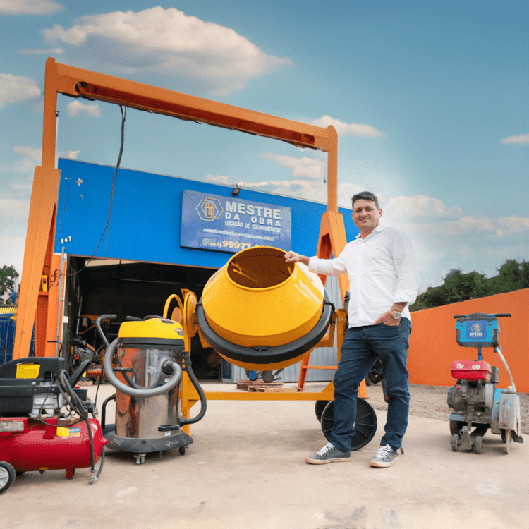 Marco Borba em frente a uma das lojas Mestre da Obra repleta de equipamentos